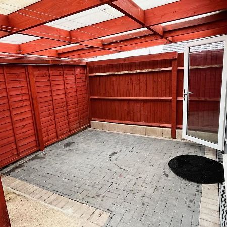 Full Studio Near Heathrow Airport & London Хейс Экстерьер фото