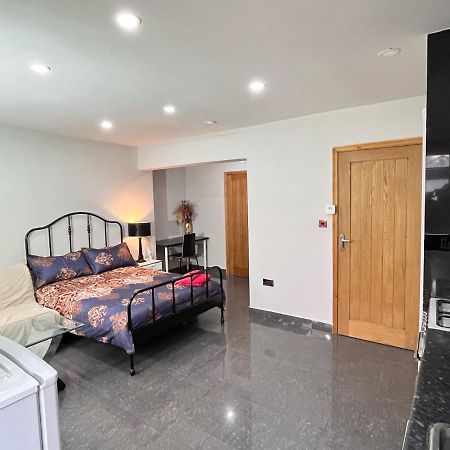 Full Studio Near Heathrow Airport & London Хейс Экстерьер фото