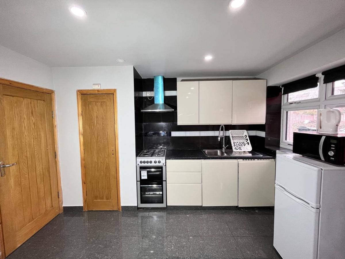 Full Studio Near Heathrow Airport & London Хейс Экстерьер фото