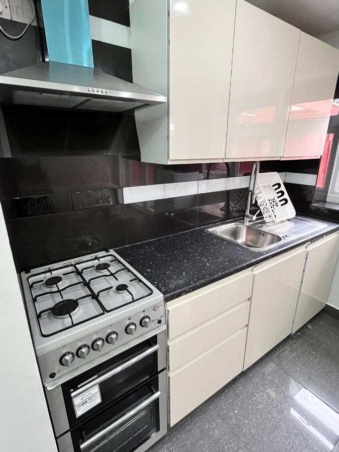 Full Studio Near Heathrow Airport & London Хейс Экстерьер фото
